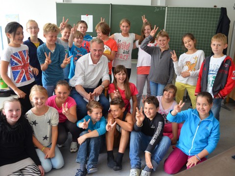 Bürgermeister Klütsch, hier bei einem Besuch der Grundschule, möchte Schüler fürs Museum begeistern.